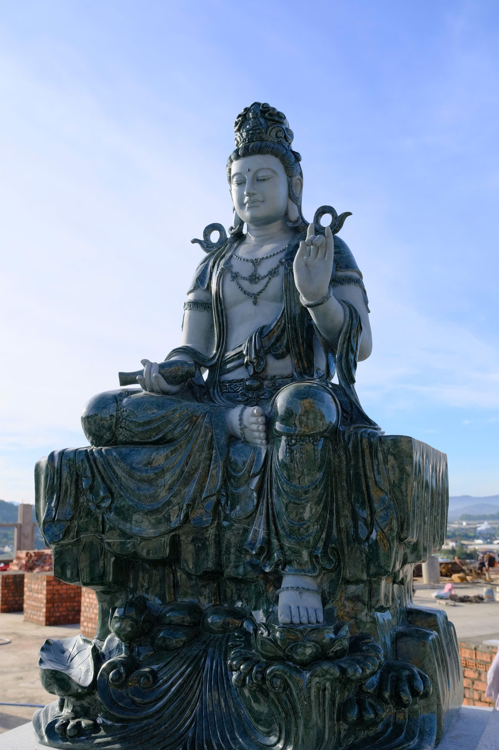 khuon-vien-tam-thanh-bang-da-va-44-tuong-quan-am-bo-tat-chua-quan-the-am-duc-trong-lam-dong-9.jpg