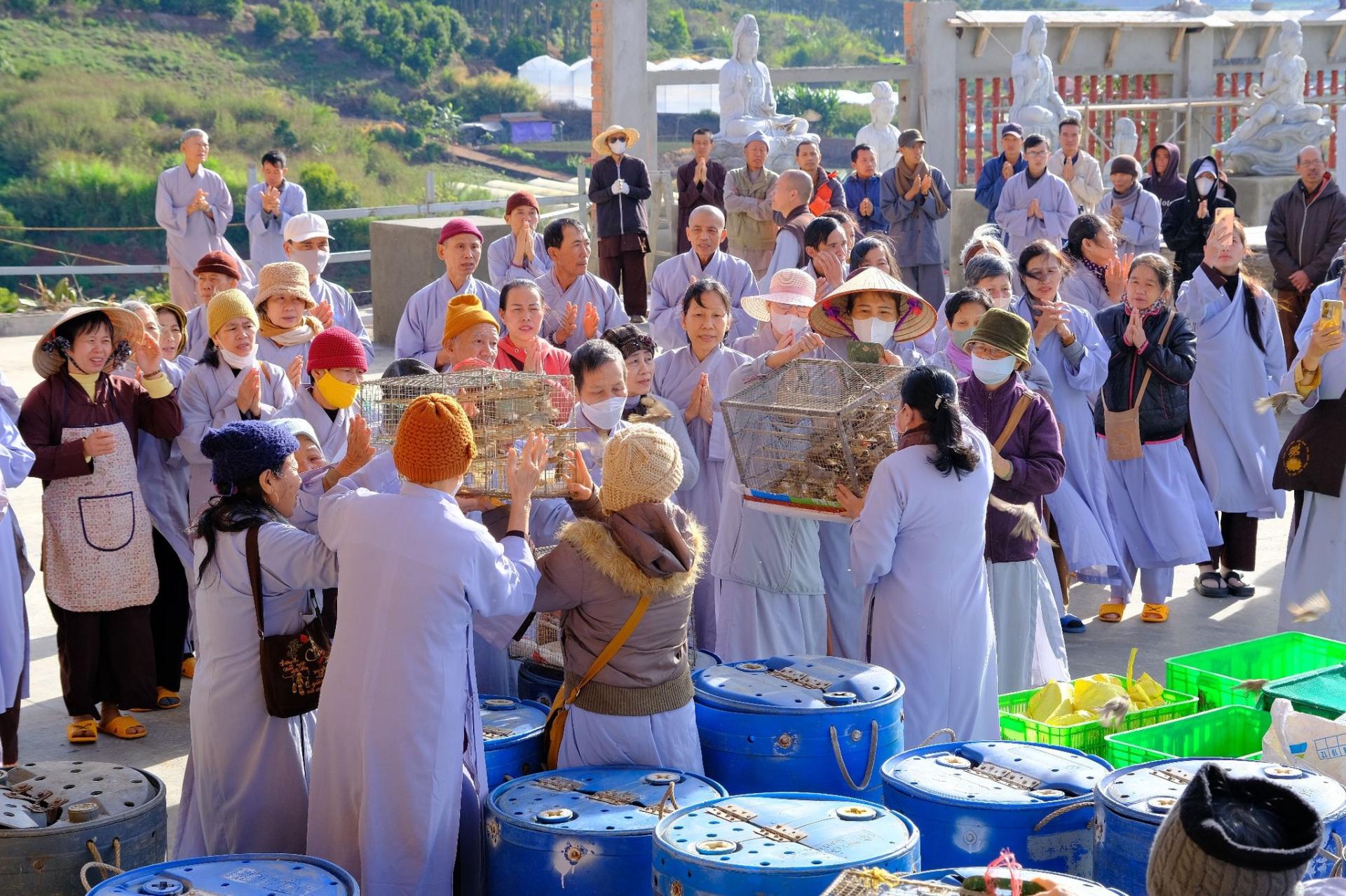 le-phong-sanh-le-tat-nien-ki-niem-25-nam-thanh-lap-chua-quan-the-am-nam-2024-20-12-giap-thin-al-chua-quan-the-am-duc-trong-lam-dong-23.jpg
