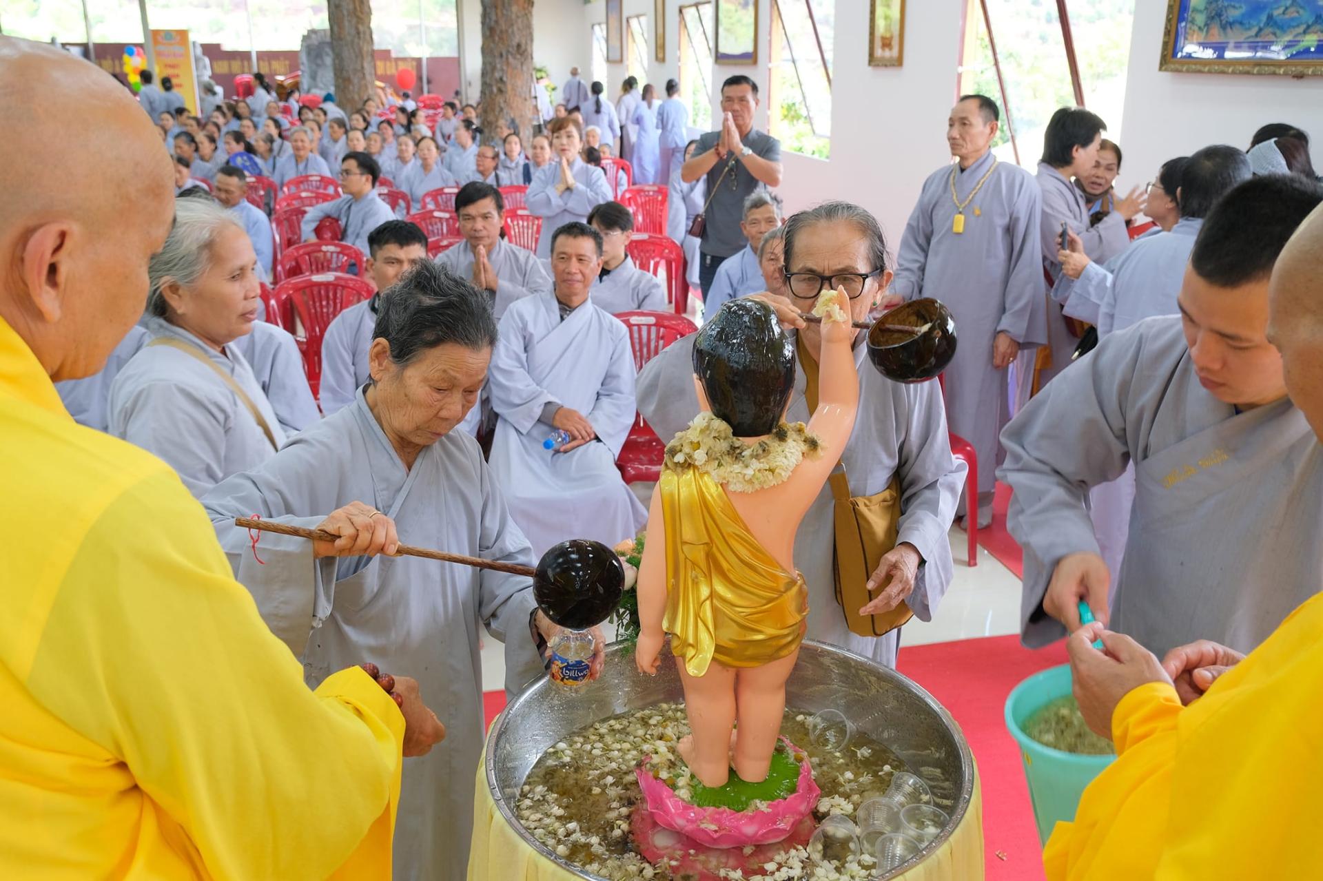 le-tam-phat-phat-dan-2024-chua-quan-the-am-chua-quan-the-am-duc-trong-lam-dong-40.jpg