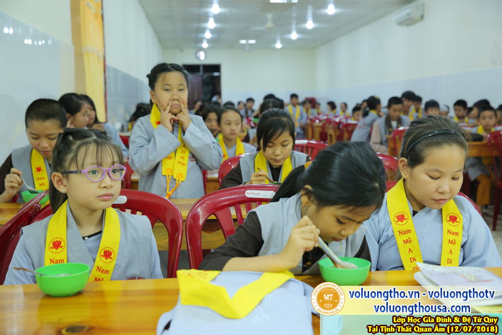 lop-hoc-giao-duc-gia-dinh-va-de-tu-quy-ngay-12-7-2018-chua-quan-the-am-duc-trong-lam-dong-21.jpg