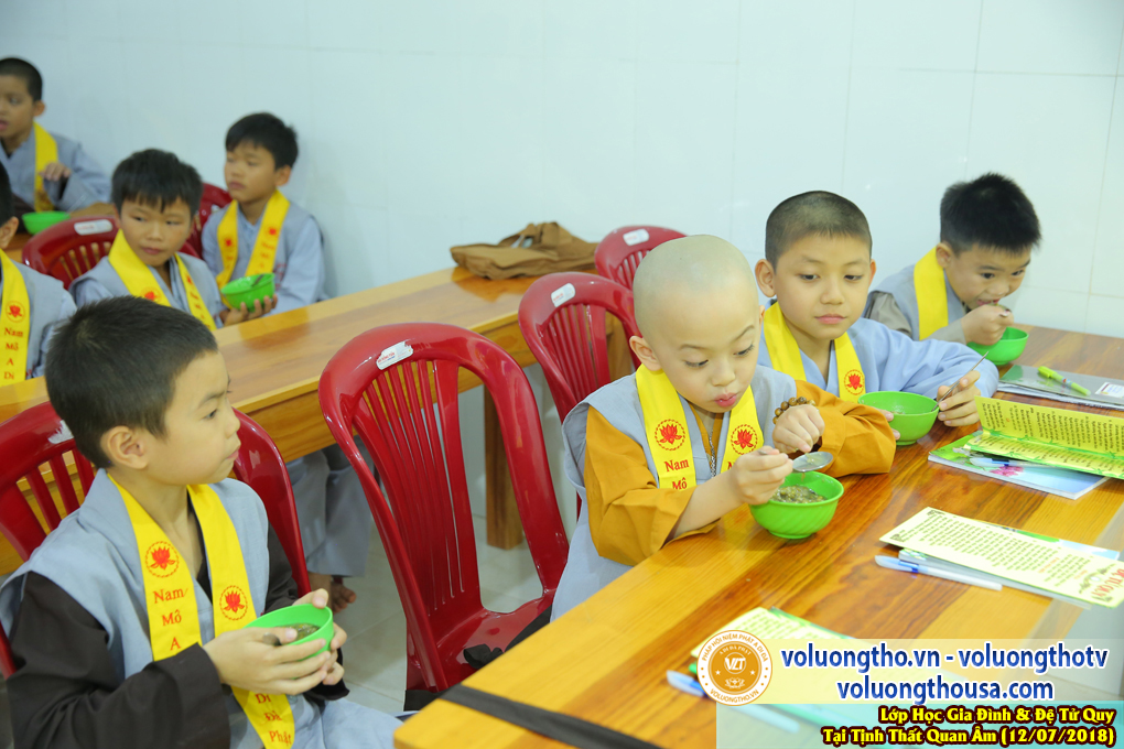 lop-hoc-giao-duc-gia-dinh-va-de-tu-quy-ngay-12-7-2018-chua-quan-the-am-duc-trong-lam-dong-22.jpg