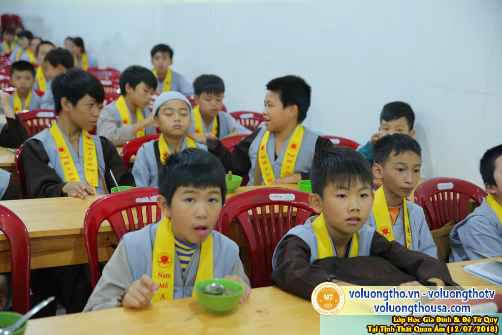 lop-hoc-giao-duc-gia-dinh-va-de-tu-quy-ngay-12-7-2018-chua-quan-the-am-duc-trong-lam-dong-26.jpg