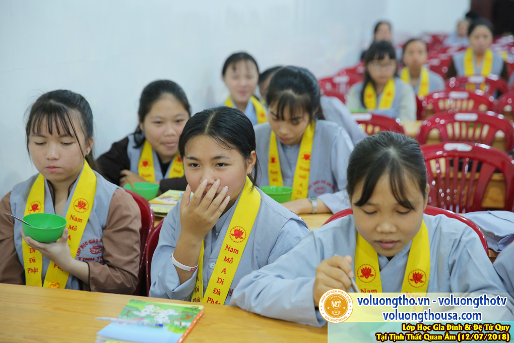 lop-hoc-giao-duc-gia-dinh-va-de-tu-quy-ngay-12-7-2018-chua-quan-the-am-duc-trong-lam-dong-27.jpg