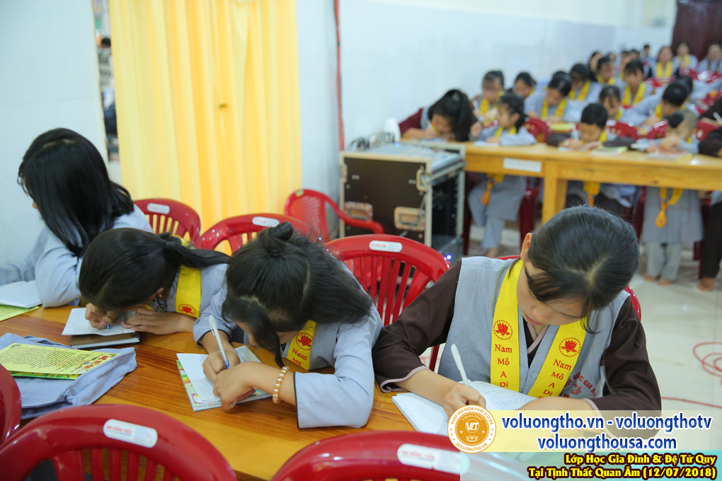 lop-hoc-giao-duc-gia-dinh-va-de-tu-quy-ngay-12-7-2018-chua-quan-the-am-duc-trong-lam-dong-40.jpg