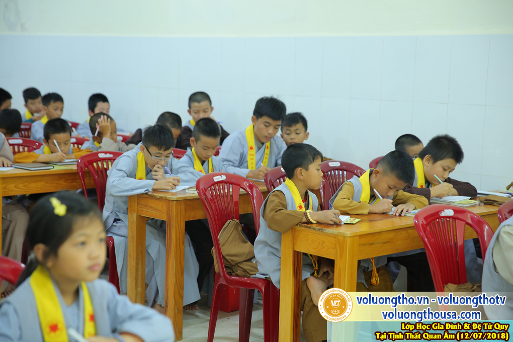 lop-hoc-giao-duc-gia-dinh-va-de-tu-quy-ngay-12-7-2018-chua-quan-the-am-duc-trong-lam-dong-5.jpg
