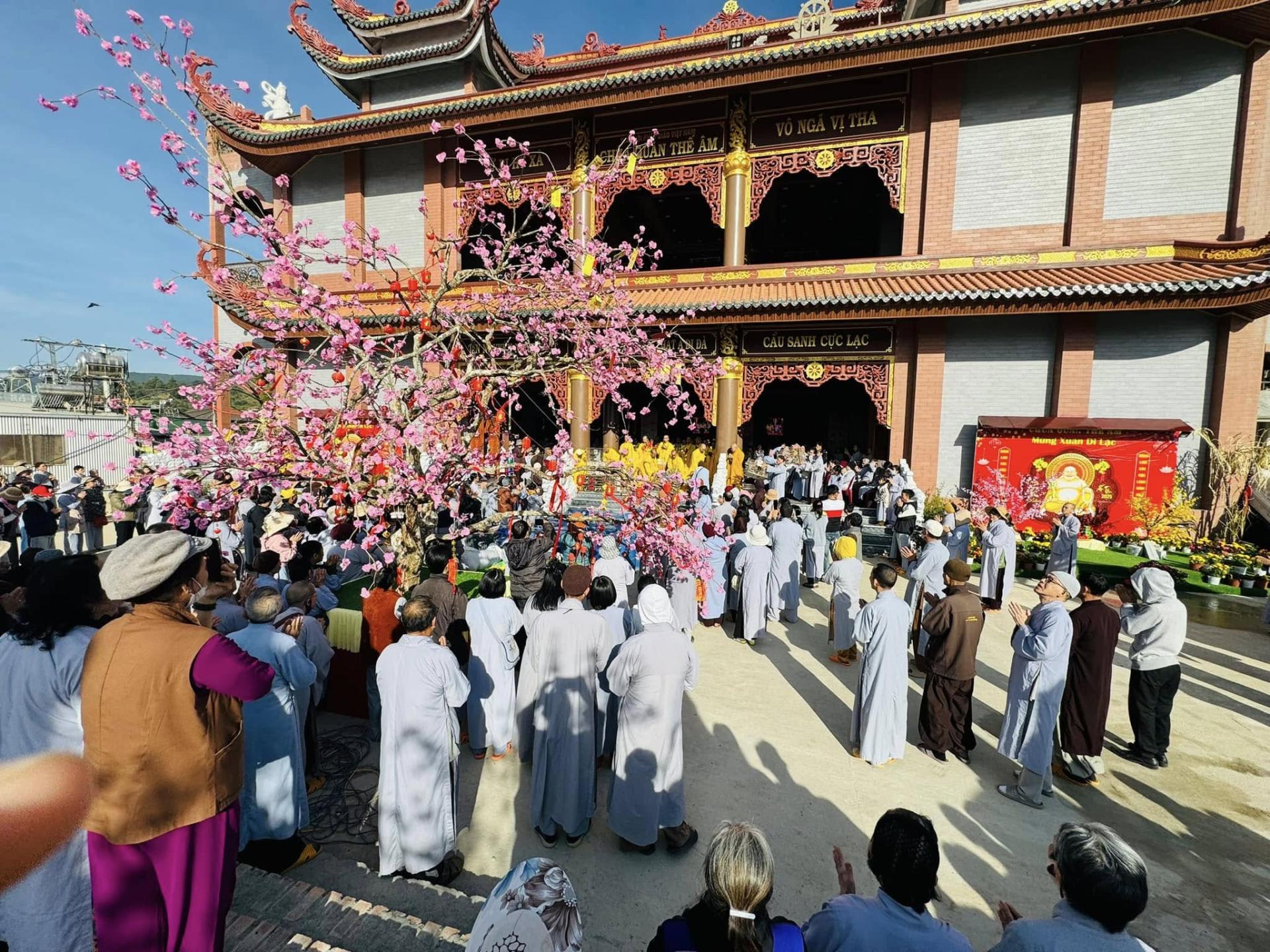 mung-5-tet-nam-at-ty-2025-chua-quan-the-am-chua-quan-the-am-duc-trong-lam-dong-34.jpg