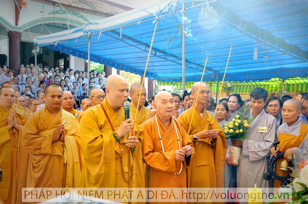 phong-sanh-tai-chua-tu-an-tien-giang-chua-quan-the-am-duc-trong-lam-dong-3.jpg