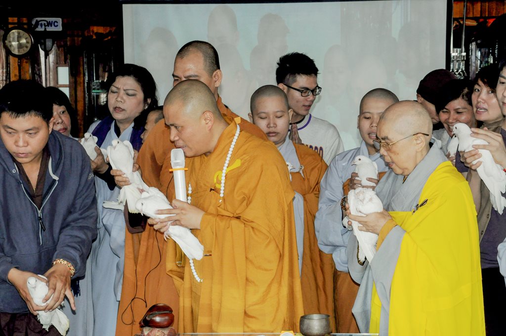 phong-sanh-tren-song-bach-dang-26-01-2014-chua-quan-the-am-duc-trong-lam-dong-12.jpg