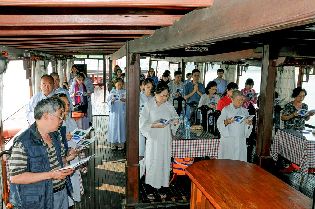 phong-sanh-tren-song-bach-dang-26-01-2014-chua-quan-the-am-duc-trong-lam-dong-6.jpg