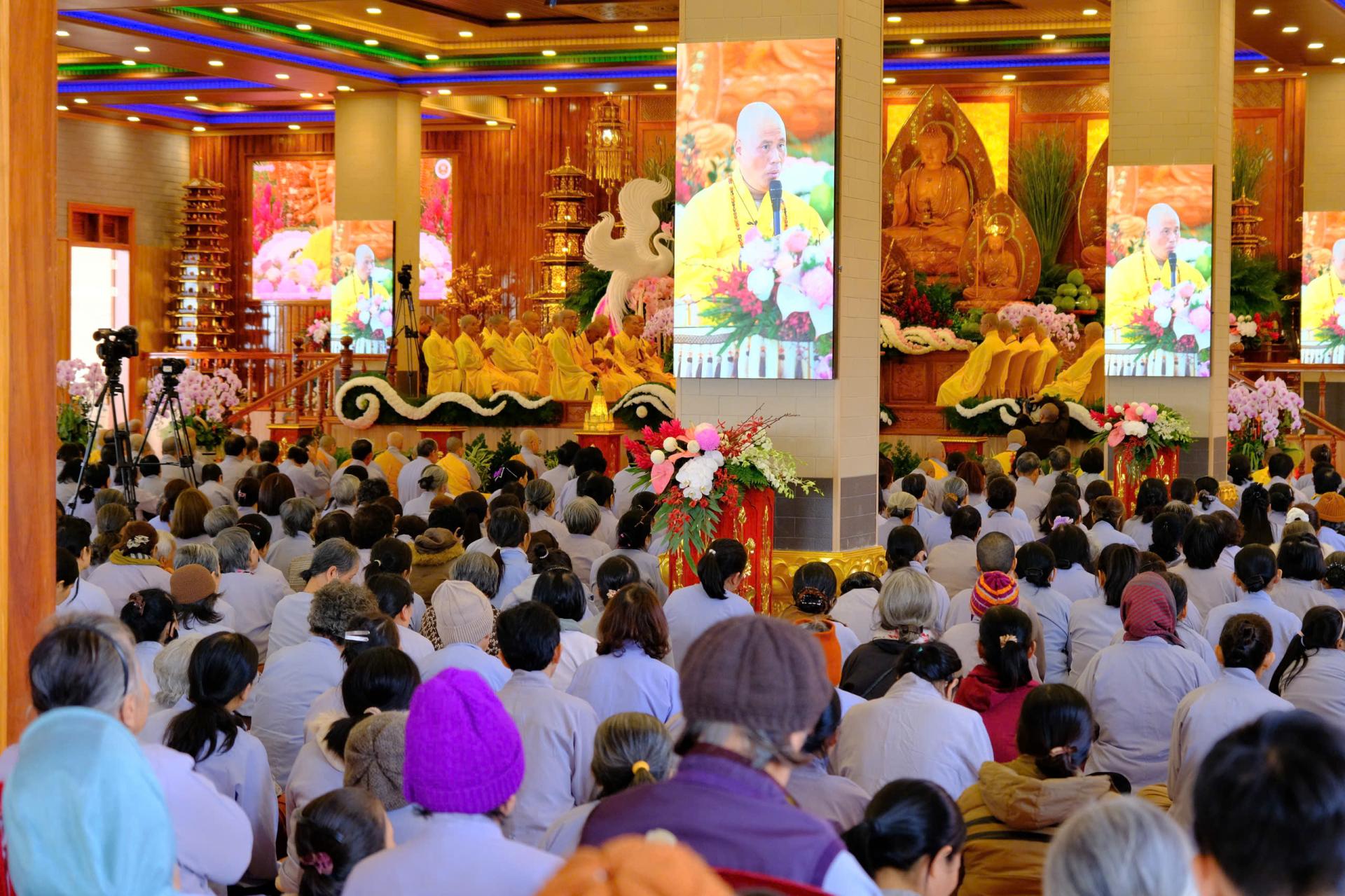 thuyet-phap-le-tat-nien-2024-chua-quan-the-am-ngay-20-12-giap-thin-al-chua-quan-the-am-duc-trong-lam-dong-10.jpg