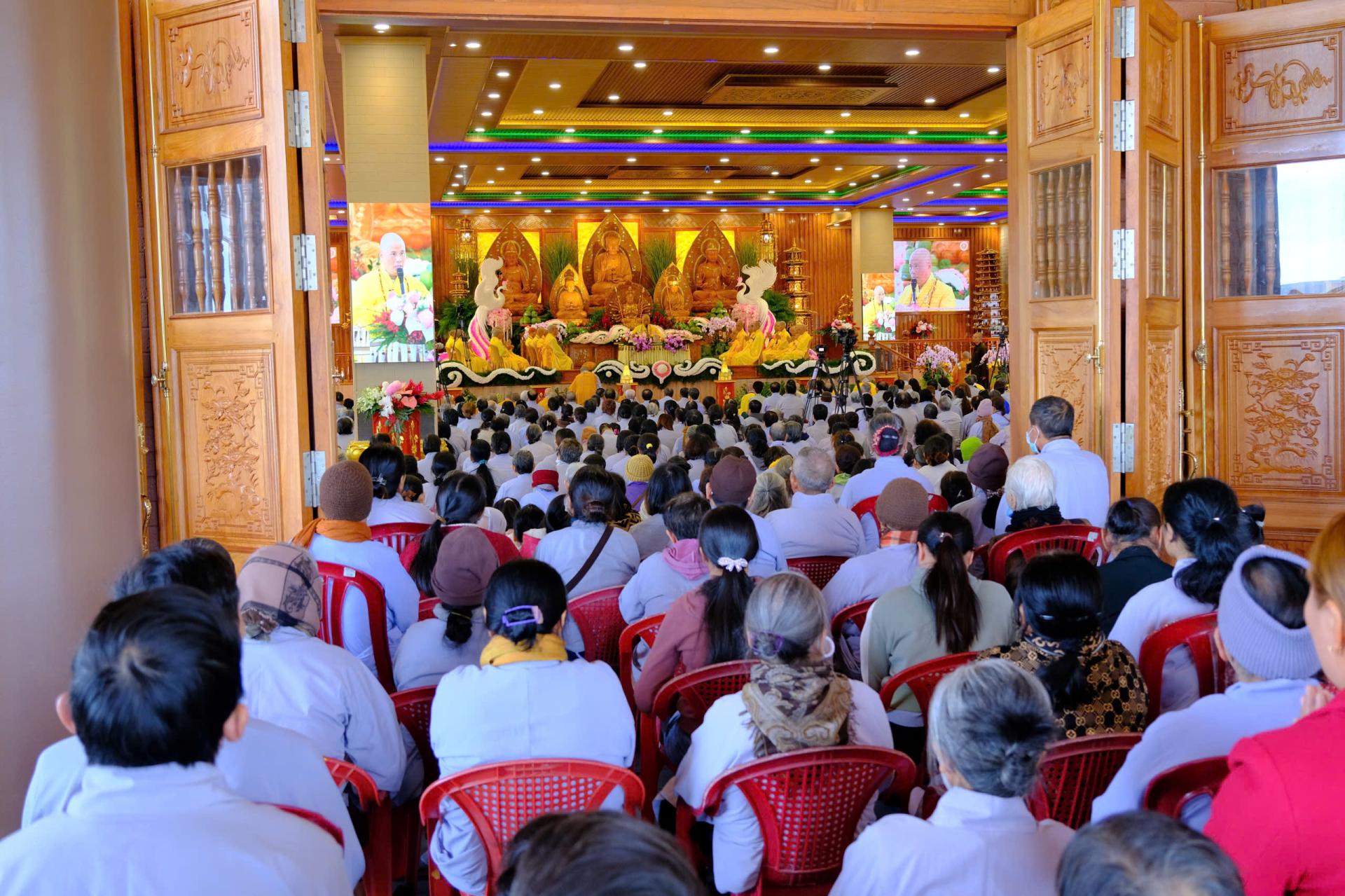 thuyet-phap-le-tat-nien-2024-chua-quan-the-am-ngay-20-12-giap-thin-al-chua-quan-the-am-duc-trong-lam-dong-12.jpg