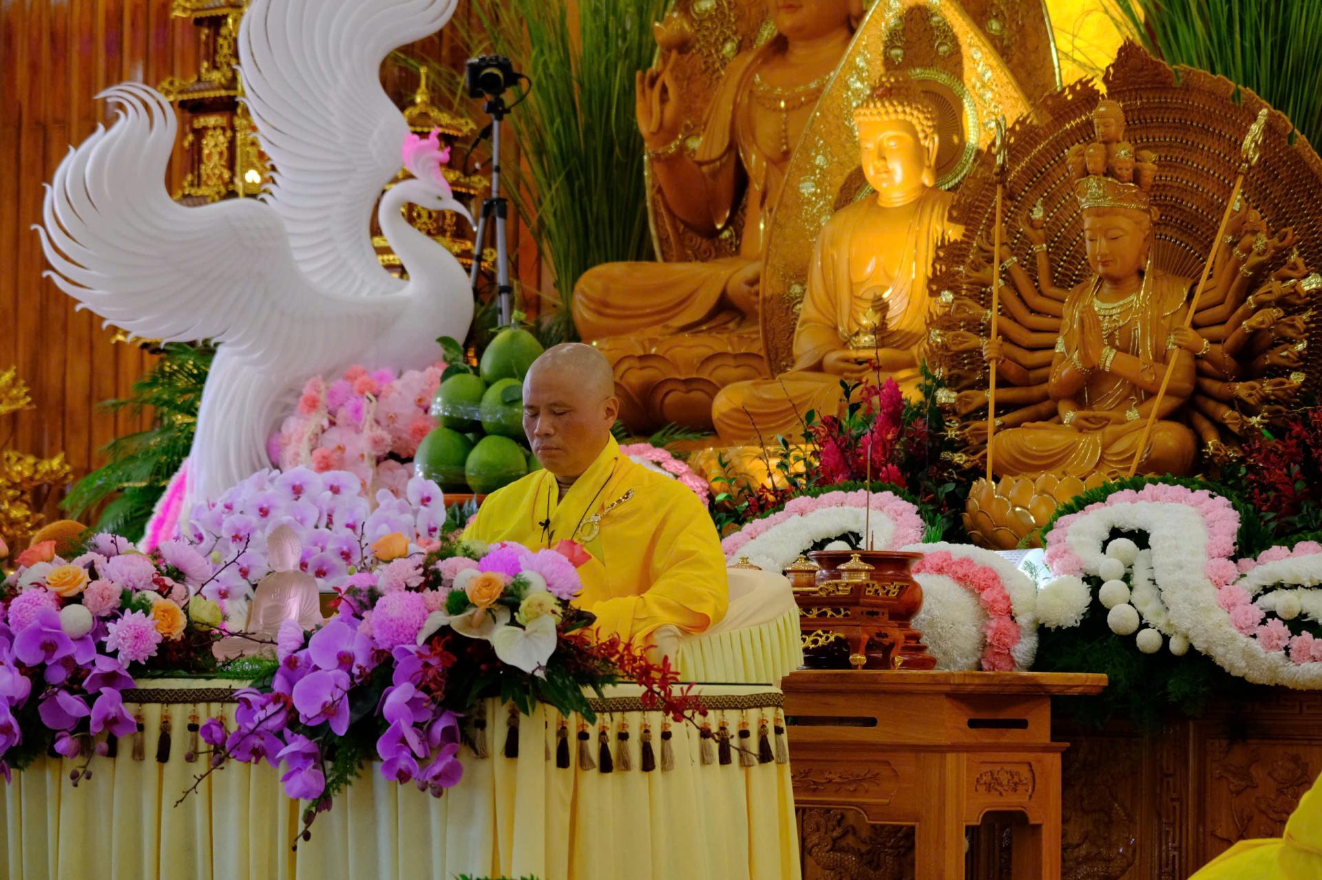 thuyet-phap-le-tat-nien-2024-chua-quan-the-am-ngay-20-12-giap-thin-al-chua-quan-the-am-duc-trong-lam-dong-5.jpg
